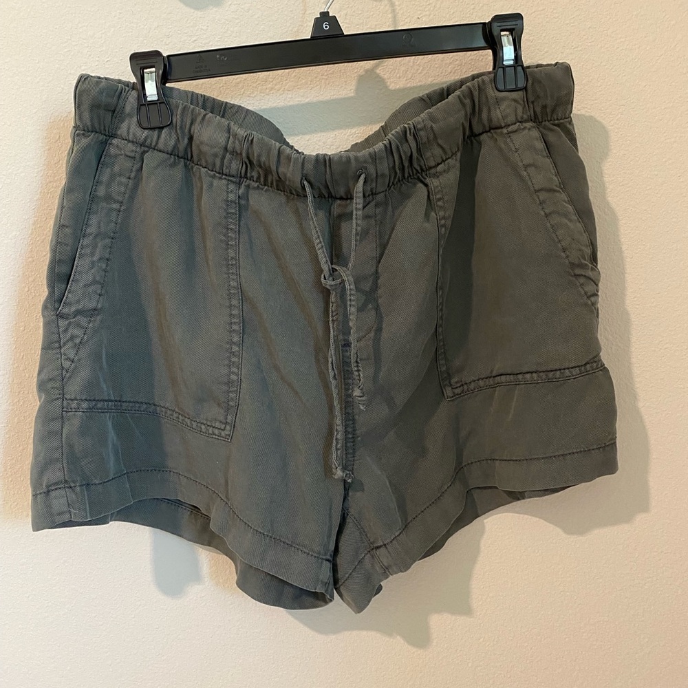 𝅺GAP Olive Army Green Women's Lightweight, Flowy Short Size M